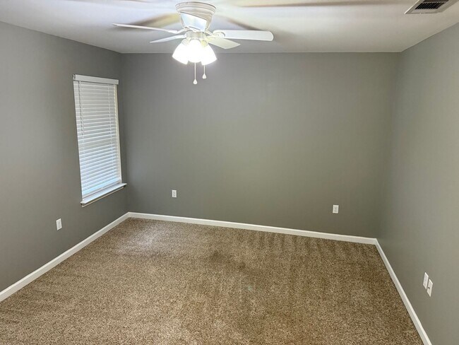 Building Photo - Charming home close to Turkey Creek, No HO...