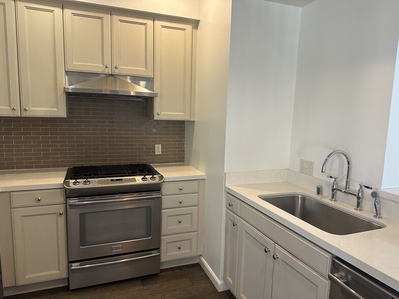 Building Photo - 1625 Granville Ave