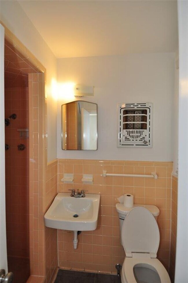 Building Photo - All appliances included! Great Location!