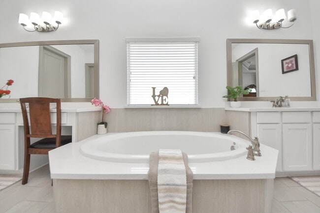 Building Photo - 1911 Sapphire Pines Ln