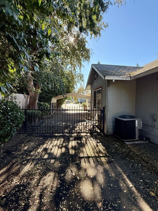 Building Photo - 3 Bedroom 1 Bath House!