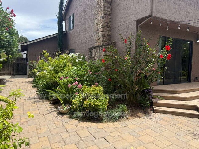 Building Photo - 3209 Serra Way