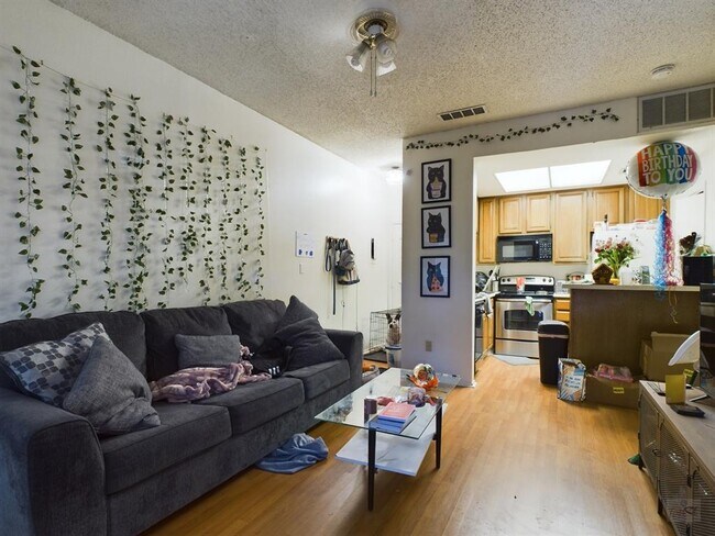 Building Photo - 806 W 24th St