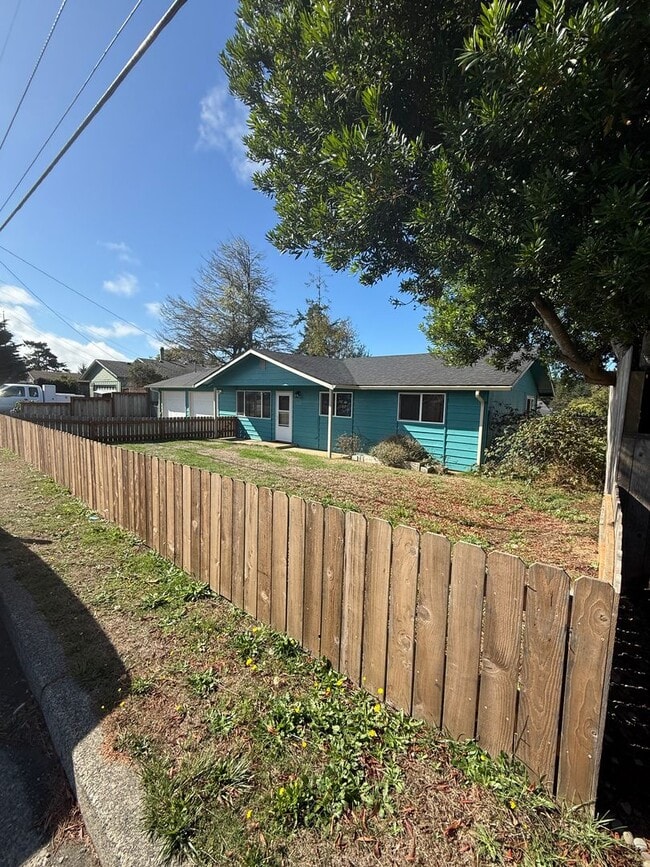 Building Photo - Updated 3+ Bedroom 2 Bath House with Large...