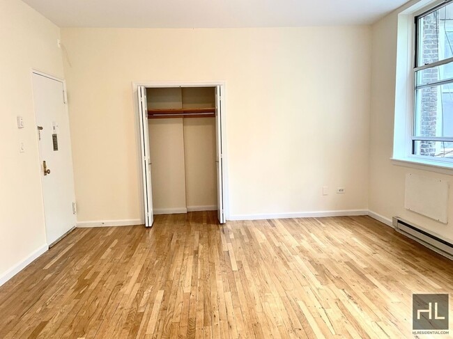 Building Photo - 46 W 73rd St