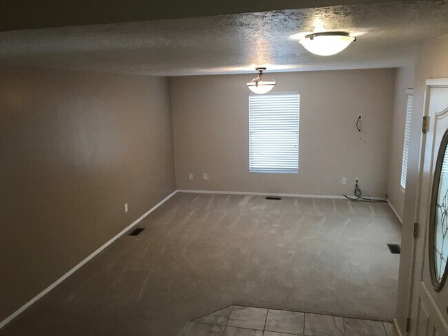 Building Photo - Beautiful Riverdale twin home available for rent