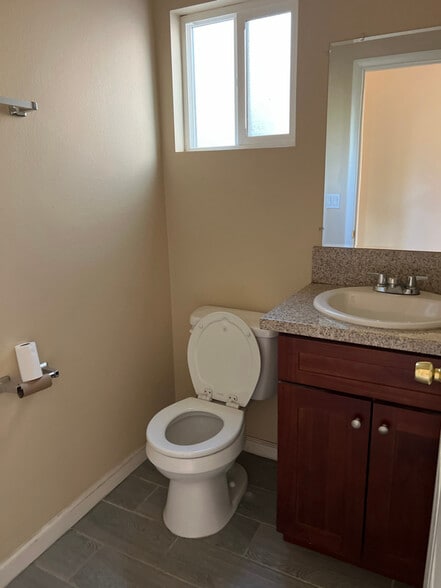 Building Photo - 10629 Lind Ave