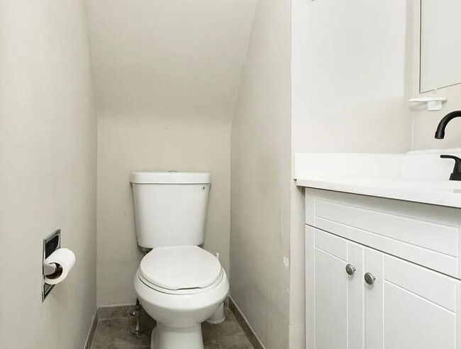 Building Photo - Updated 4 bedroom in Roseville