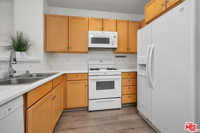 Building Photo - 6400 Crescent Prk E