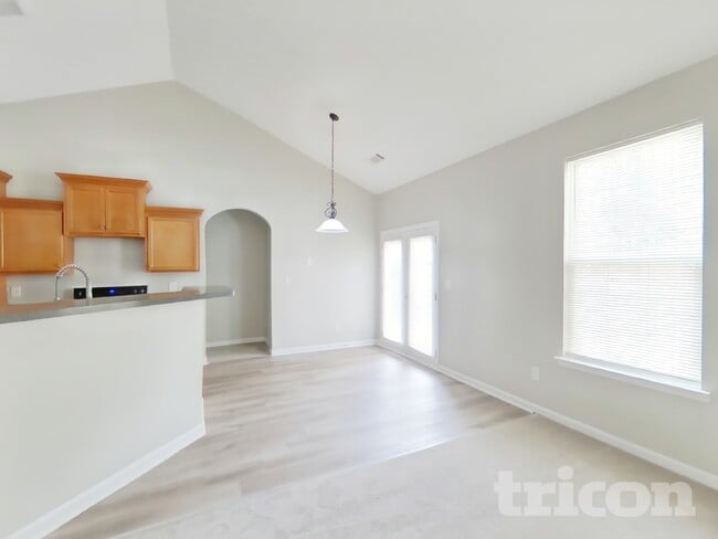 Building Photo - 5746 Lakeside Dr