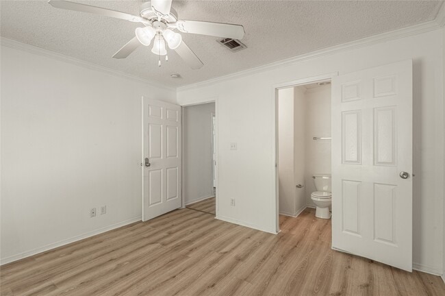Building Photo - 112 Varsity Dr