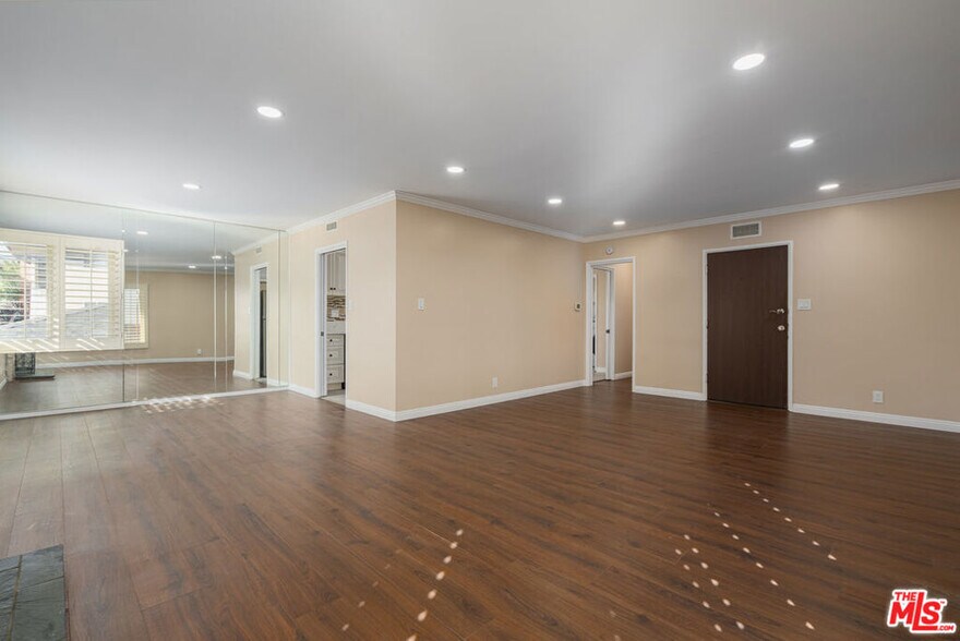 Building Photo - 5025 W 58th Pl