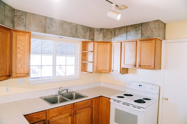 Building Photo - SMALL DOG FRIENDLY!!!  Meadow Street House