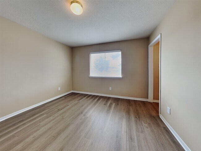 Building Photo - 11911 Lakewood Hills Dr