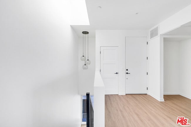 Building Photo - 747 Lillian Way