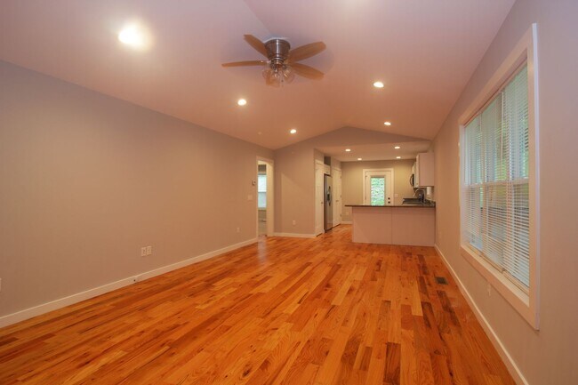 Building Photo - Newer Construction Close to Downtown Asheville