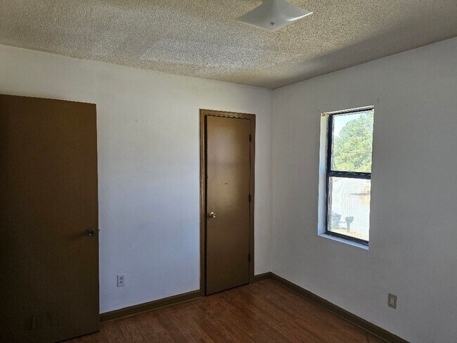 Building Photo - 2 BR TOWNHOME