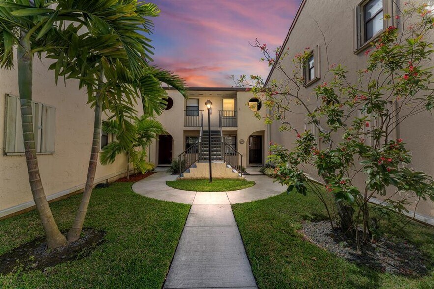 Building Photo - 11344 Taft St