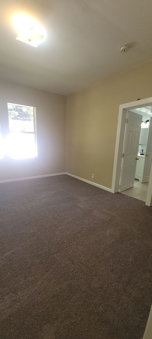 Building Photo - Gorgeous 2 bedroom/1bath with historic fea...