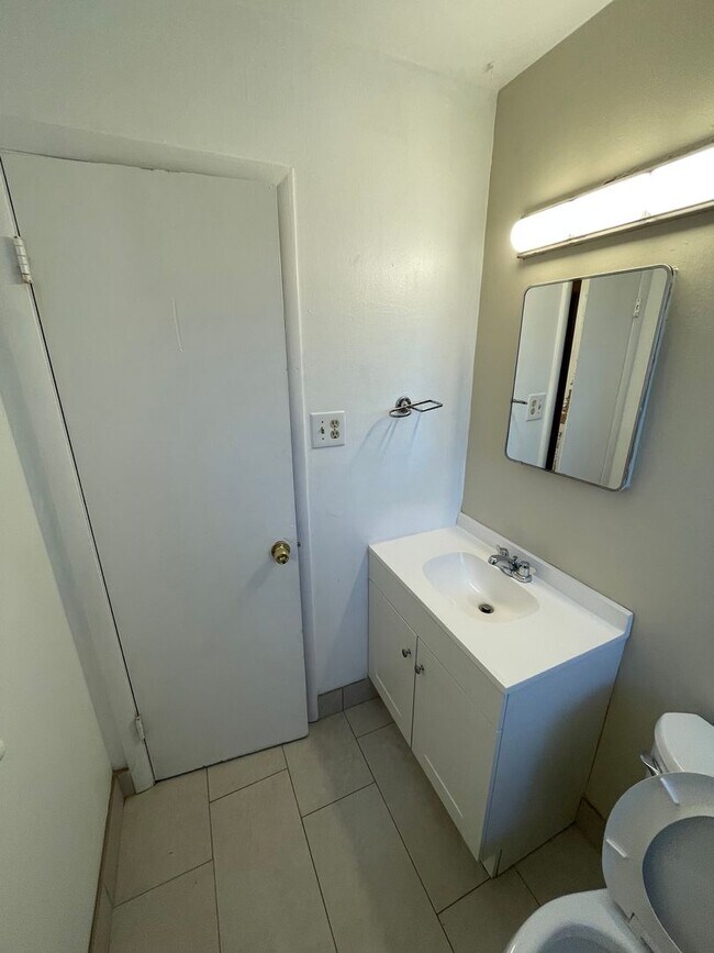 Building Photo - 4 Bed 2 Bath Ranch style Home Available Oc...