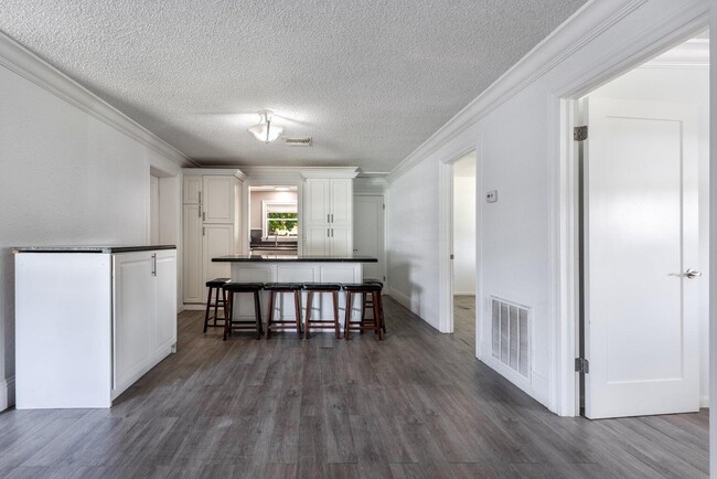 Building Photo - 8642 Sunset Dr