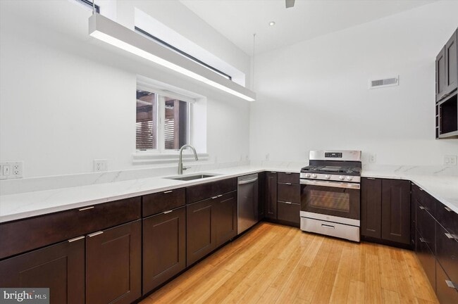 Building Photo - 29 Rolling Rd