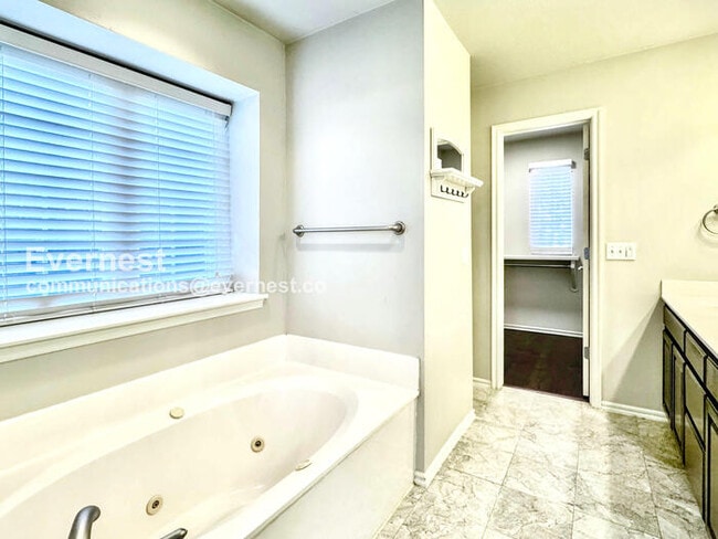 Building Photo - Charming 3-Bed, 2-Bath Home with Fenced Backyard & 2-Car Garage