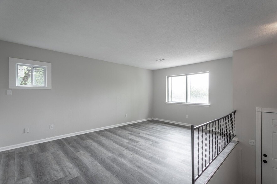 Building Photo - 833 Sylvan Dr