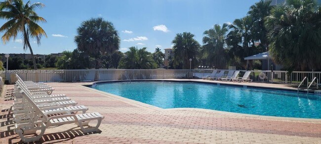 Building Photo - 9351 Fontainebleau Blvd