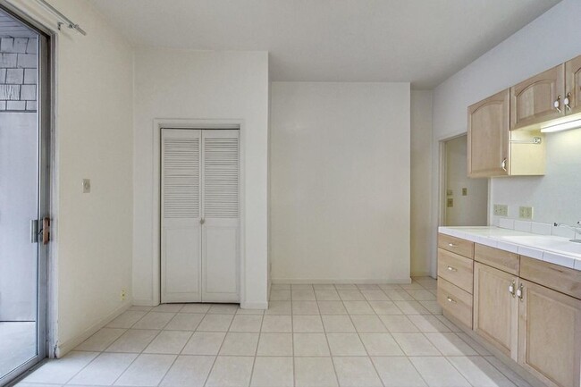 Building Photo - Spacious 1BD/1BA with Hardwood Floors