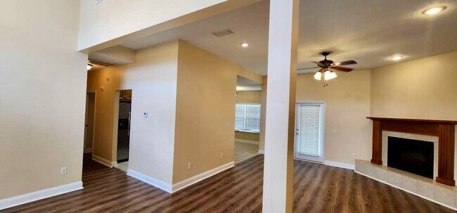 Building Photo - Offering First two weeks free for approved applicant