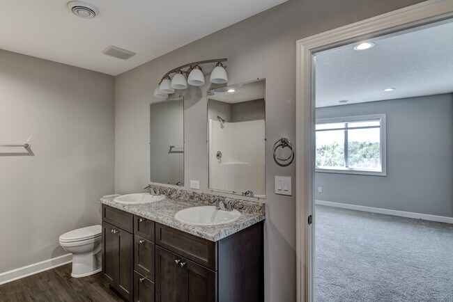 Building Photo - 600 W 9th St