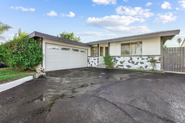 Building Photo - 6911 Bellaire Ave