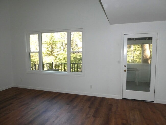 Building Photo - 3 Bedroom 2 Bath Home- Old South West