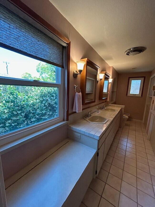 Building Photo - Charming 3bed/2.5Bath  Bennett Valley Home...