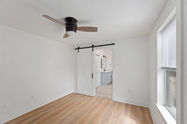 Building Photo - 2208 Santa Rita St
