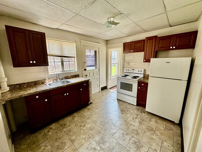 Building Photo - 1012 S Hall St