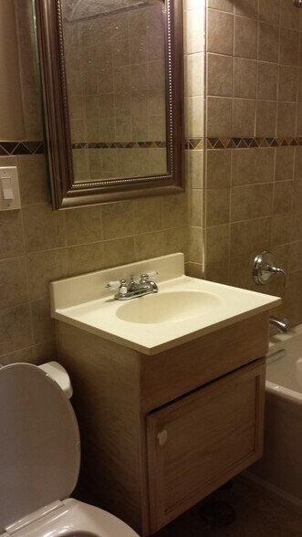 Bathroom - 6671 W Devon Ave