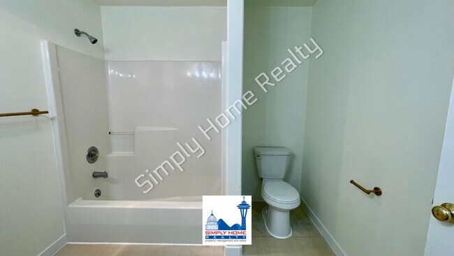 Building Photo - MOVE-IN READY LUXURY RENTAL - Beautifully Renovated 3 Bedroom, 2 Bathroom Duplex in Quiet Cul-de-...
