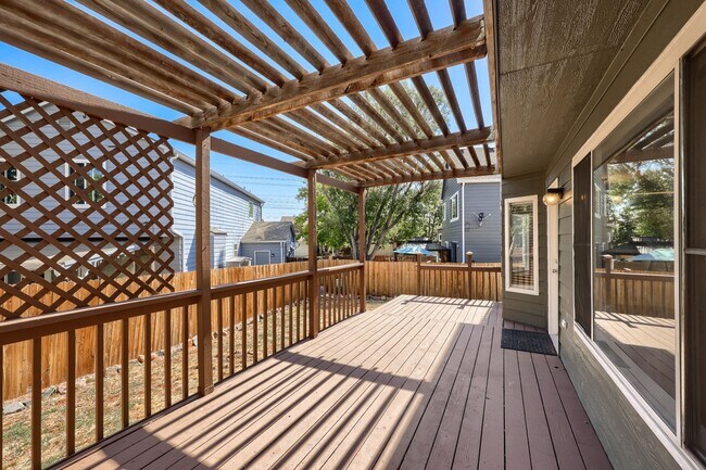 Building Photo - Evolve Real Estate: Meticulous Executive 4 Bedroom Plus Finished Basement Available IMMEDIATELY!
