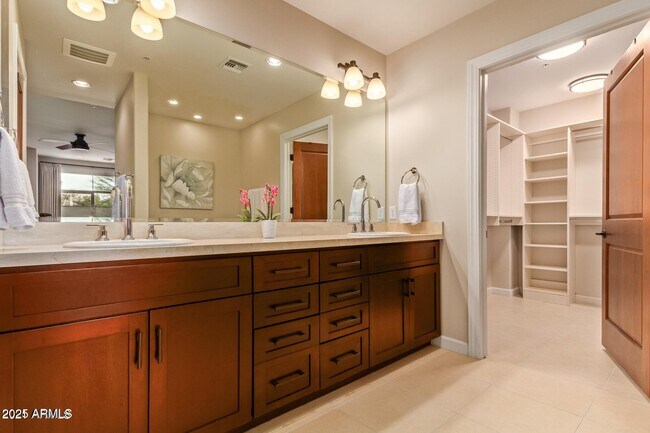 Building Photo - 4909 N Woodmere Fairway