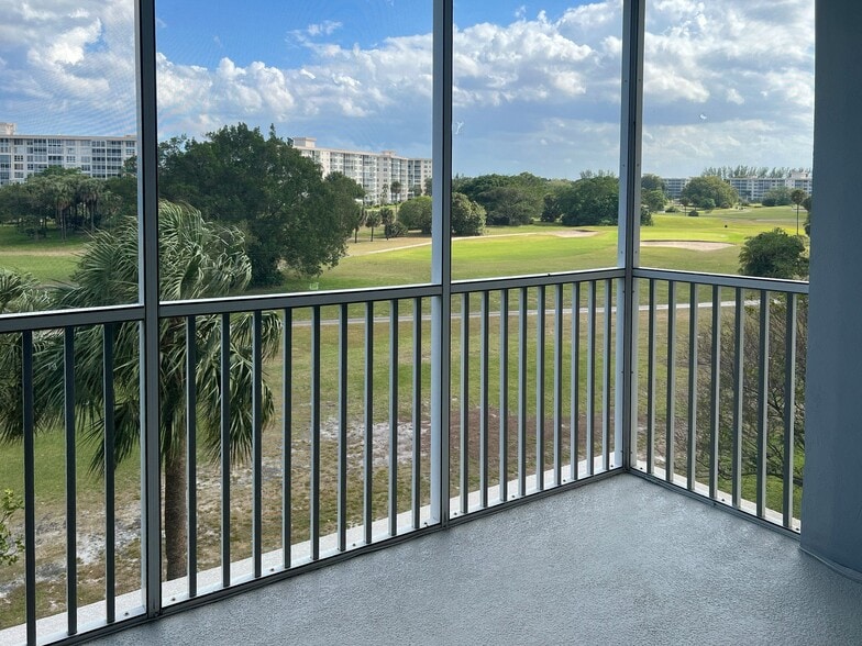 Building Photo - 2850 N Palm Aire Dr