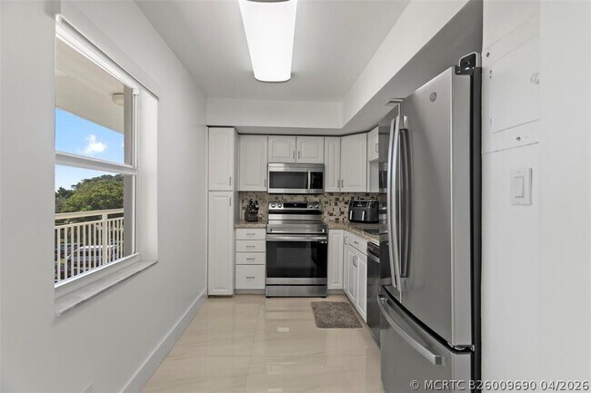 Building Photo - 3100 NE 48th Ct