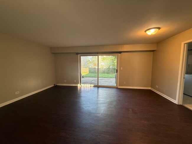 Building Photo - 3900 Sandpiper Dr