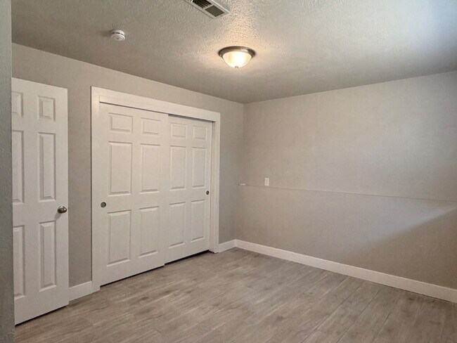 Building Photo - Spacious 4 bedroom, 3 bathroom home in the heart of Aurora is ready for immediate move in! Conven...