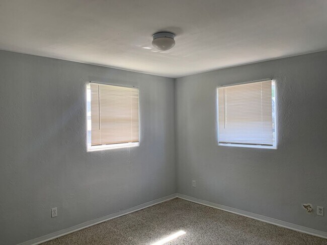 Building Photo - 1703 Edgewater Dr