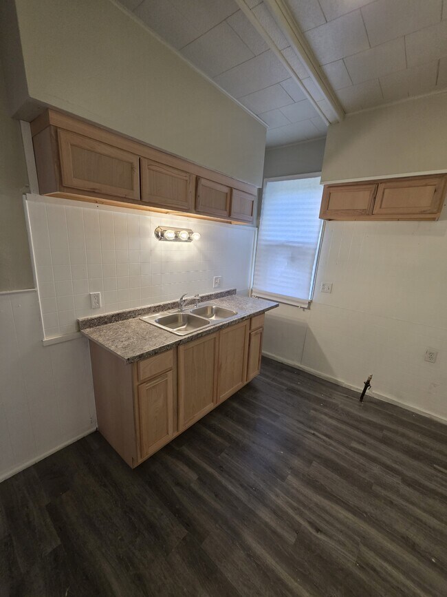 Building Photo - 15448 Log Cabin St