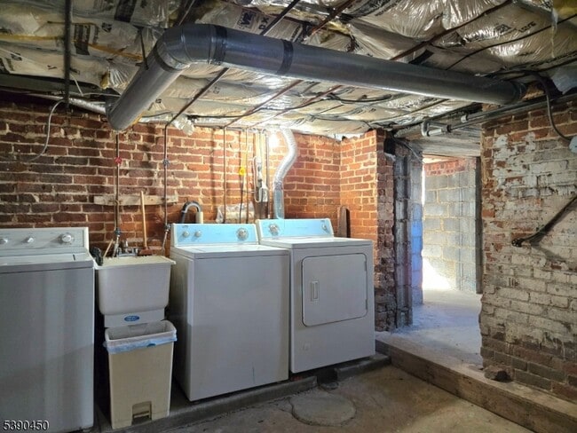 Building Photo - 14 Codington St