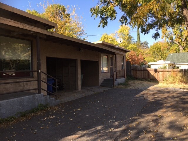 Building Photo - Lovely Duplex In Town!