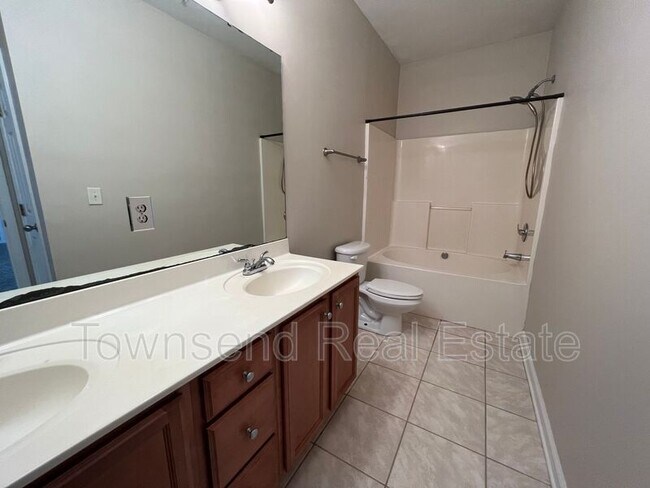 Building Photo - 621 Marshtree Ln